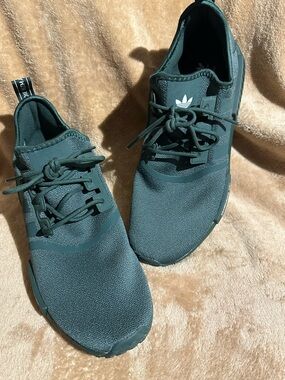 Addidas men’s size 12

brand new never worn. 

Son didn’t like the color